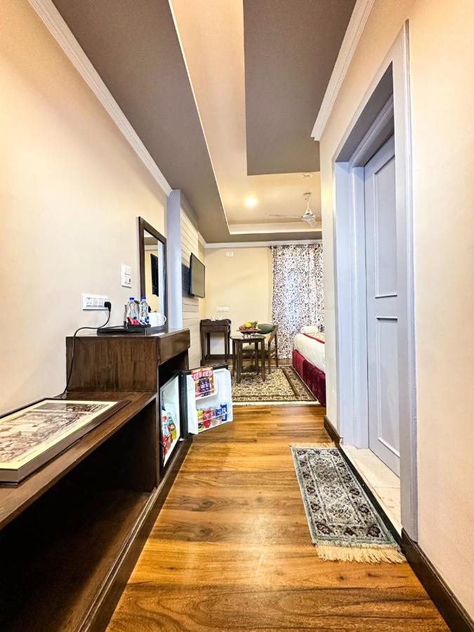 Srinagar Group Of Hotels Bagian luar foto