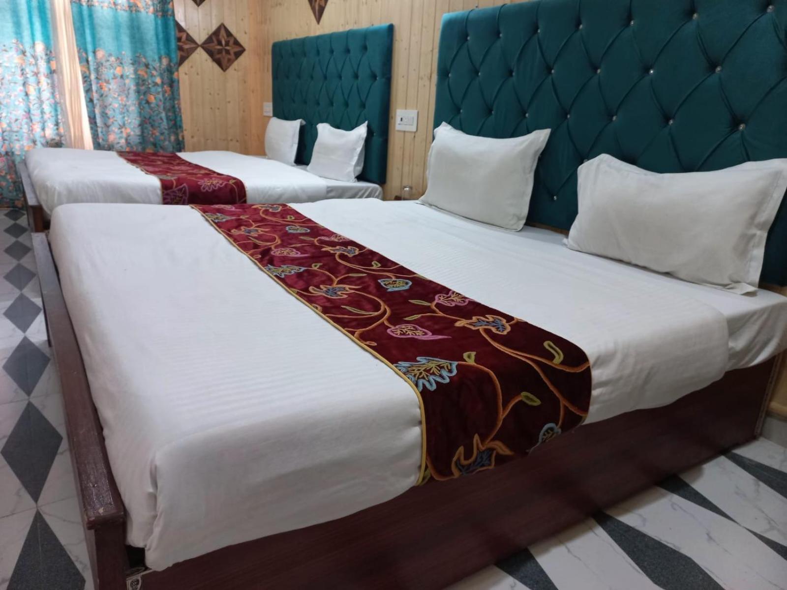 Srinagar Group Of Hotels Bagian luar foto