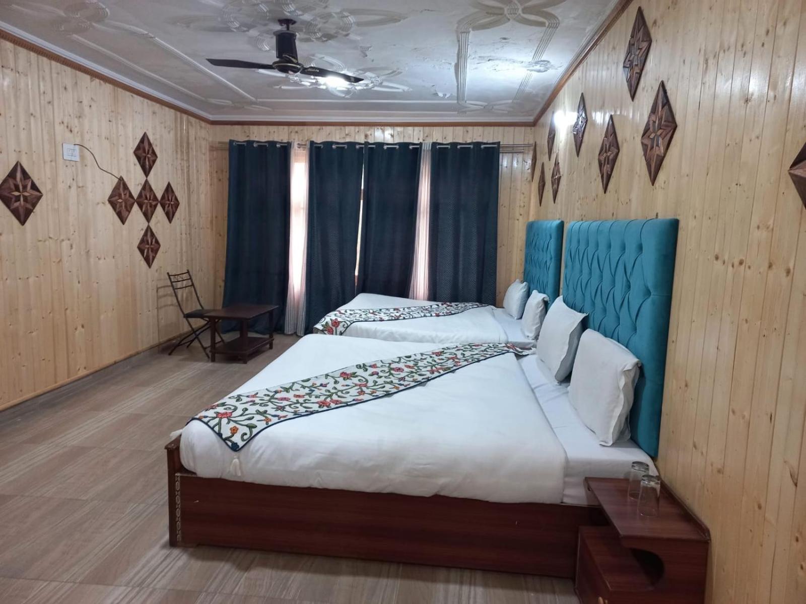 Srinagar Group Of Hotels Bagian luar foto