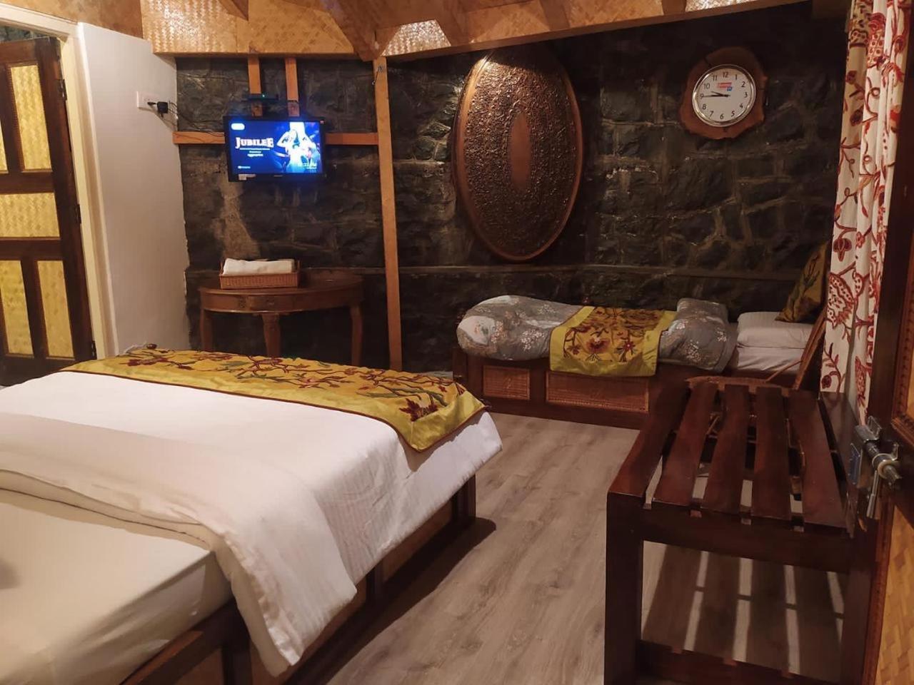 Srinagar Group Of Hotels Bagian luar foto