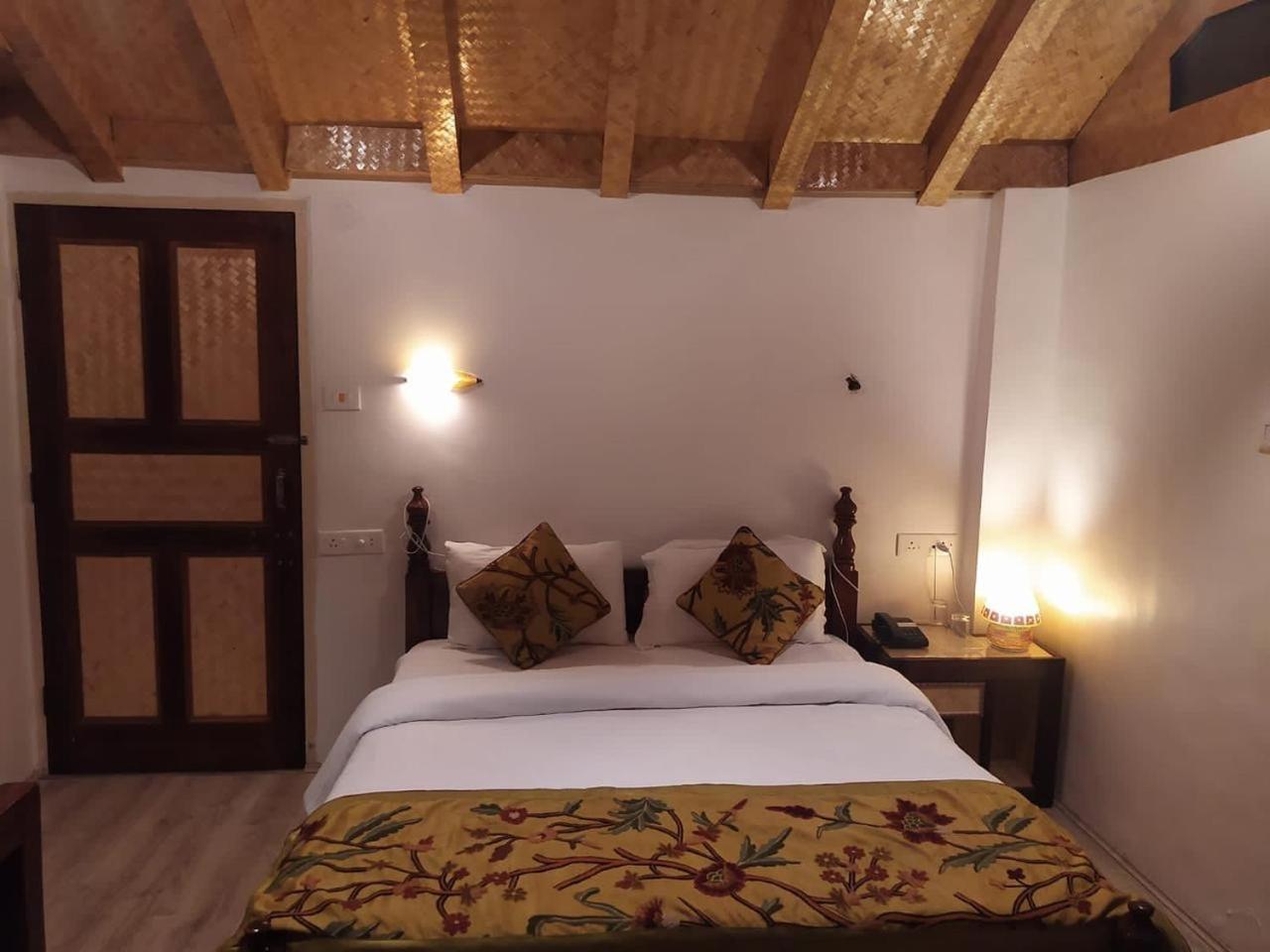 Srinagar Group Of Hotels Bagian luar foto