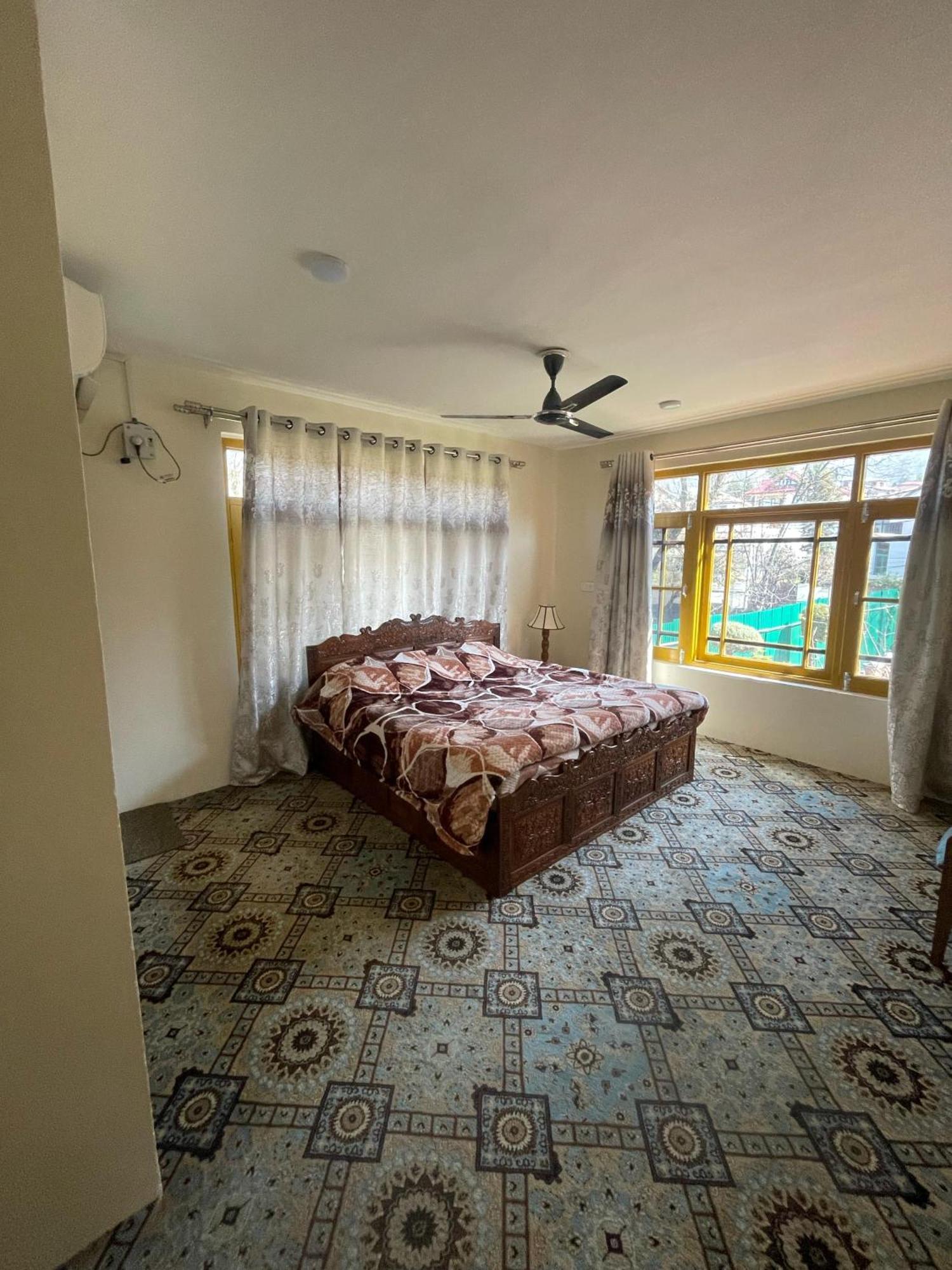 Srinagar Group Of Hotels Bagian luar foto