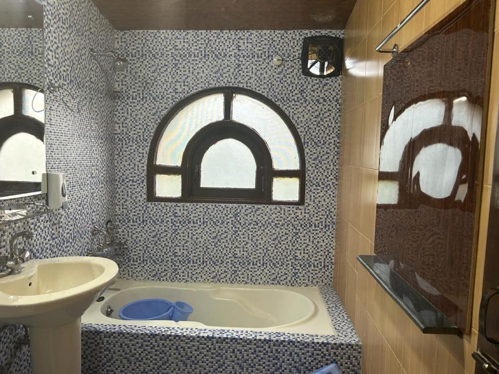 Srinagar Group Of Hotels Bagian luar foto