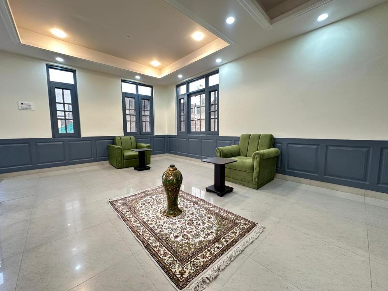 Srinagar Group Of Hotels Bagian luar foto