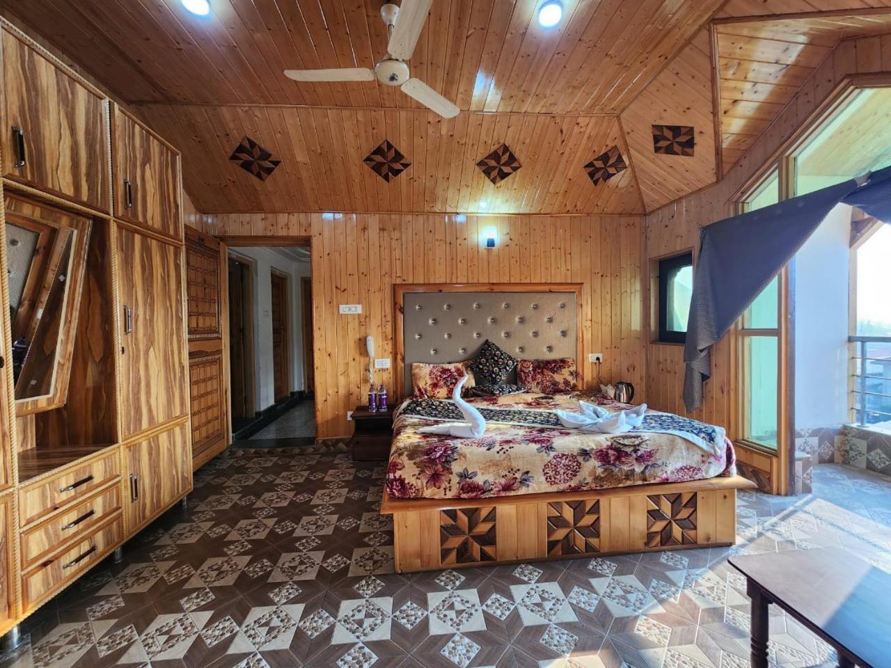 Srinagar Group Of Hotels Bagian luar foto