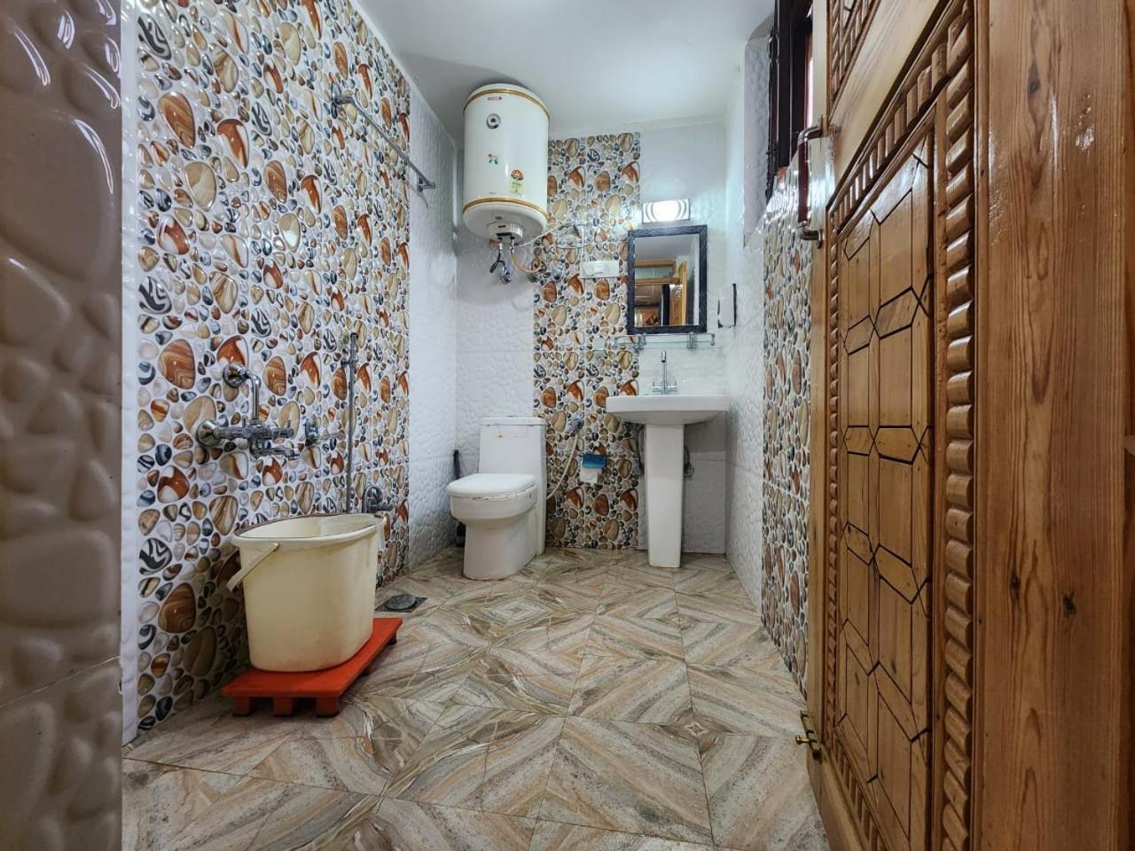 Srinagar Group Of Hotels Bagian luar foto