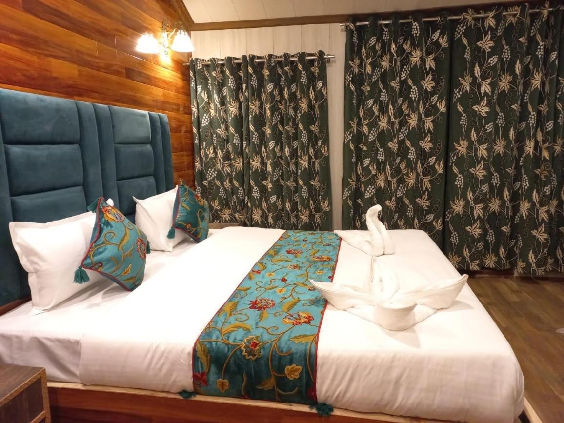 Srinagar Group Of Hotels Bagian luar foto