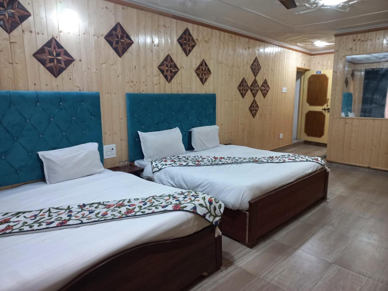 Srinagar Group Of Hotels Bagian luar foto