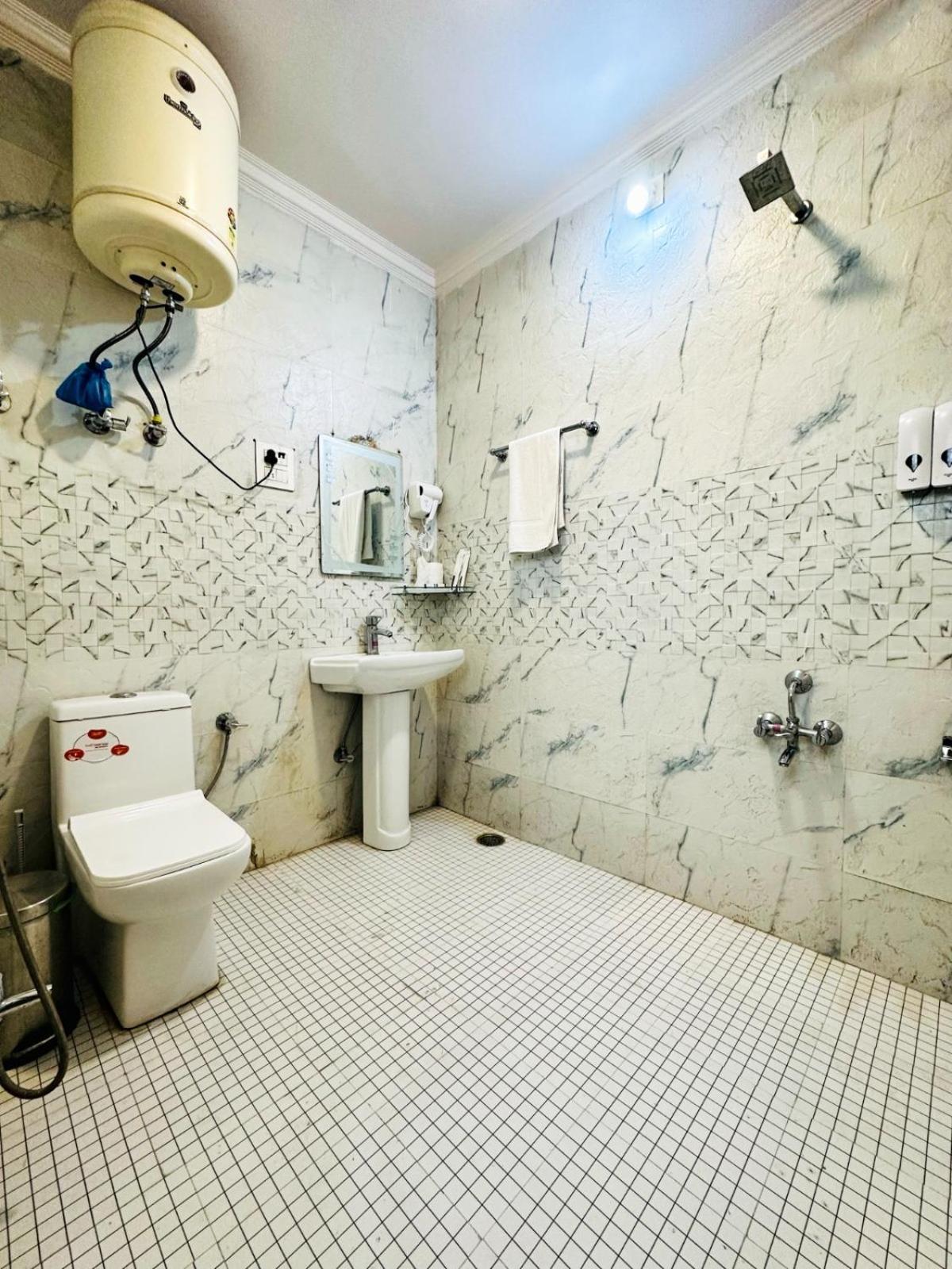 Srinagar Group Of Hotels Bagian luar foto