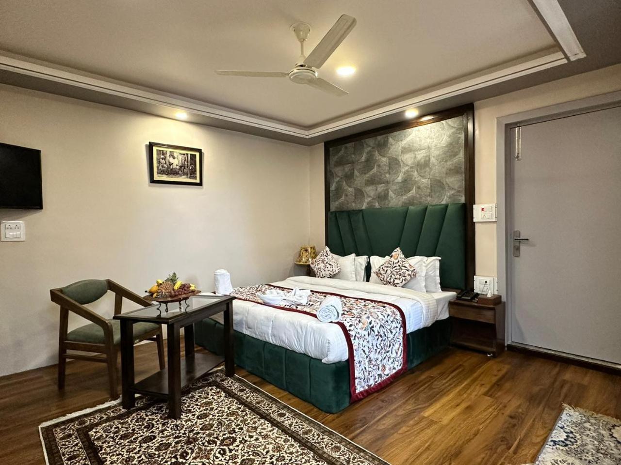 Srinagar Group Of Hotels Bagian luar foto