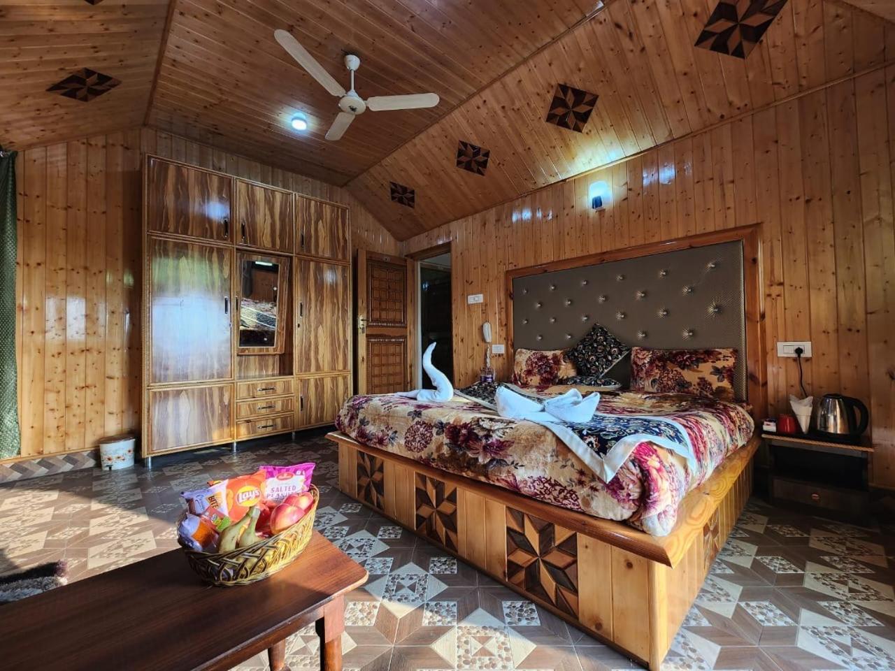 Srinagar Group Of Hotels Bagian luar foto