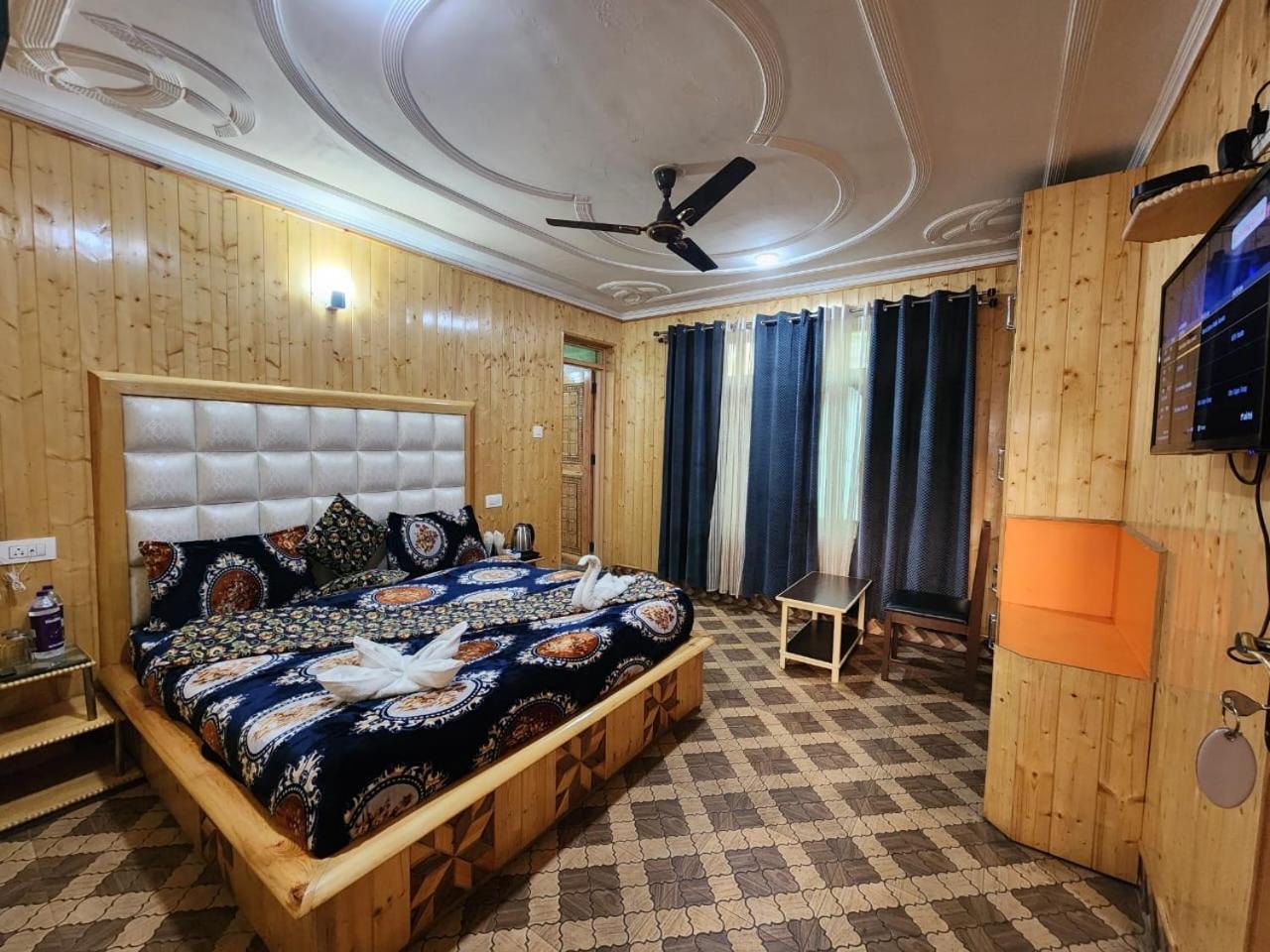 Srinagar Group Of Hotels Bagian luar foto