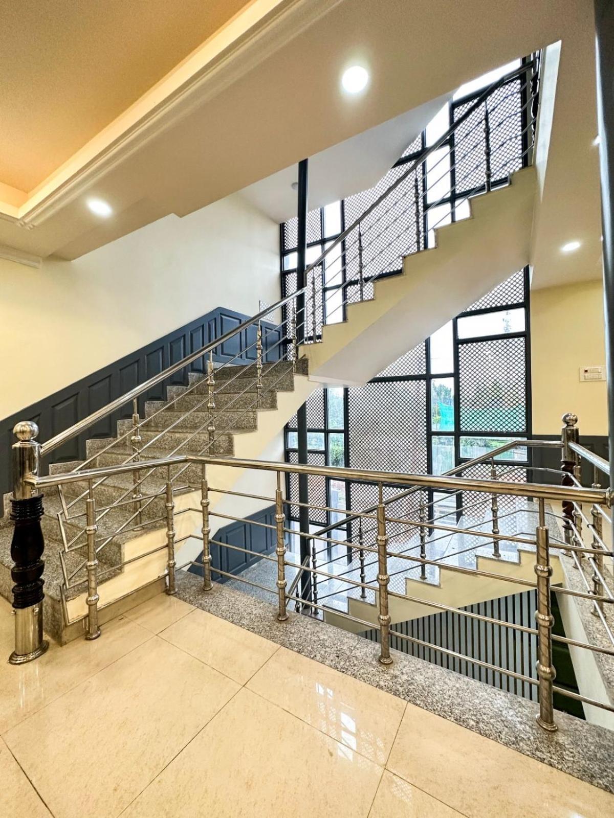 Srinagar Group Of Hotels Bagian luar foto