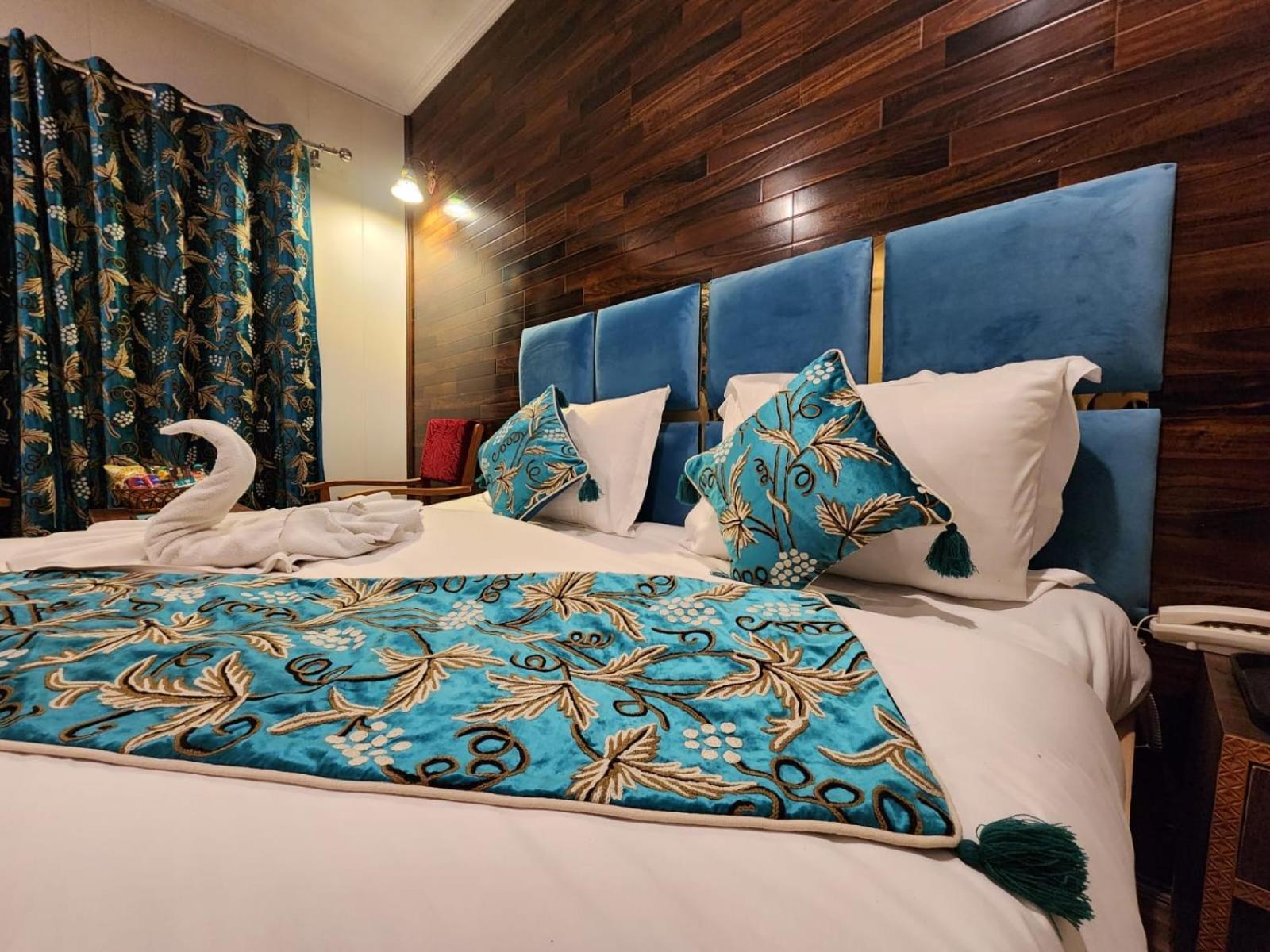 Srinagar Group Of Hotels Bagian luar foto
