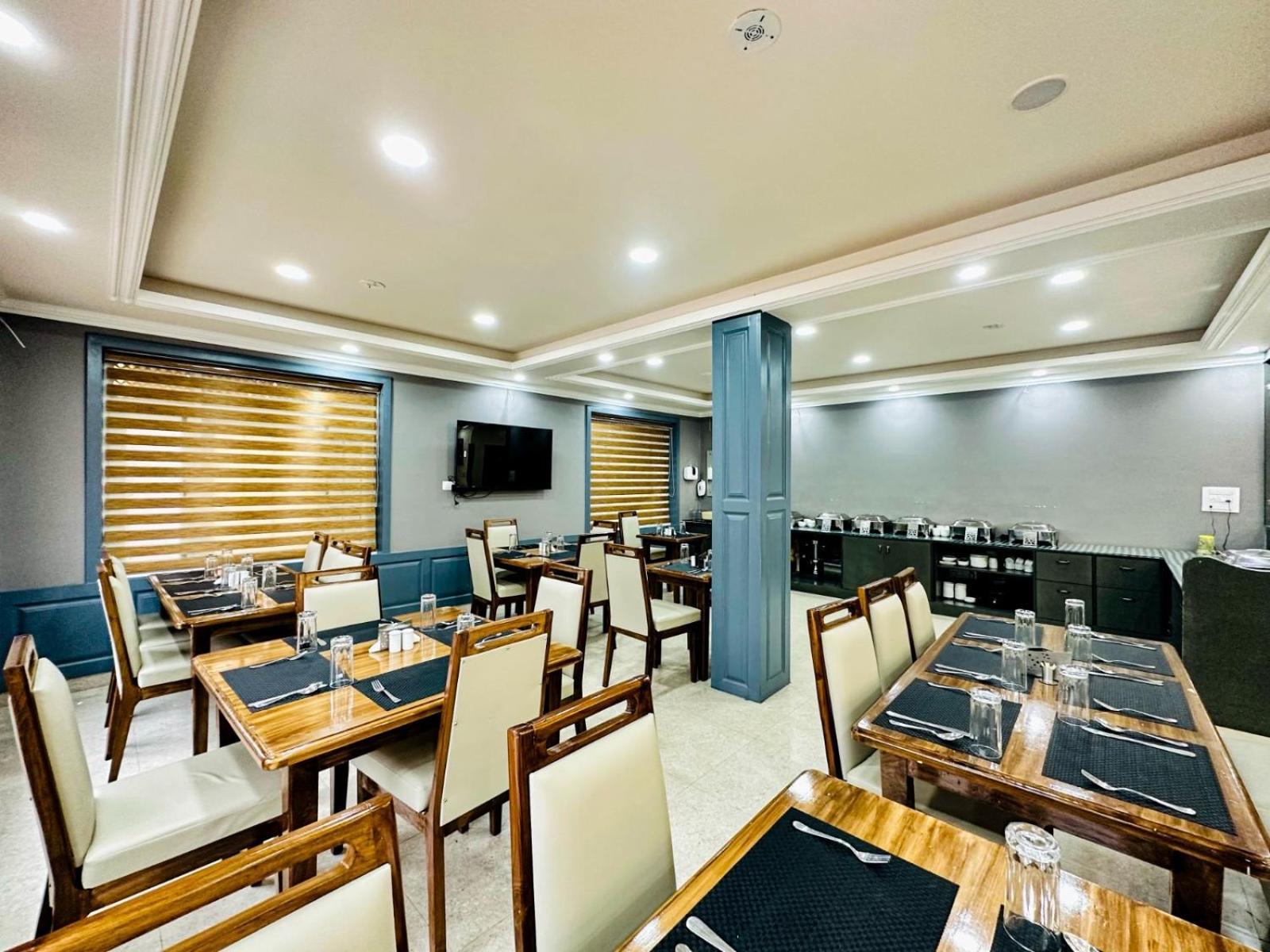 Srinagar Group Of Hotels Bagian luar foto
