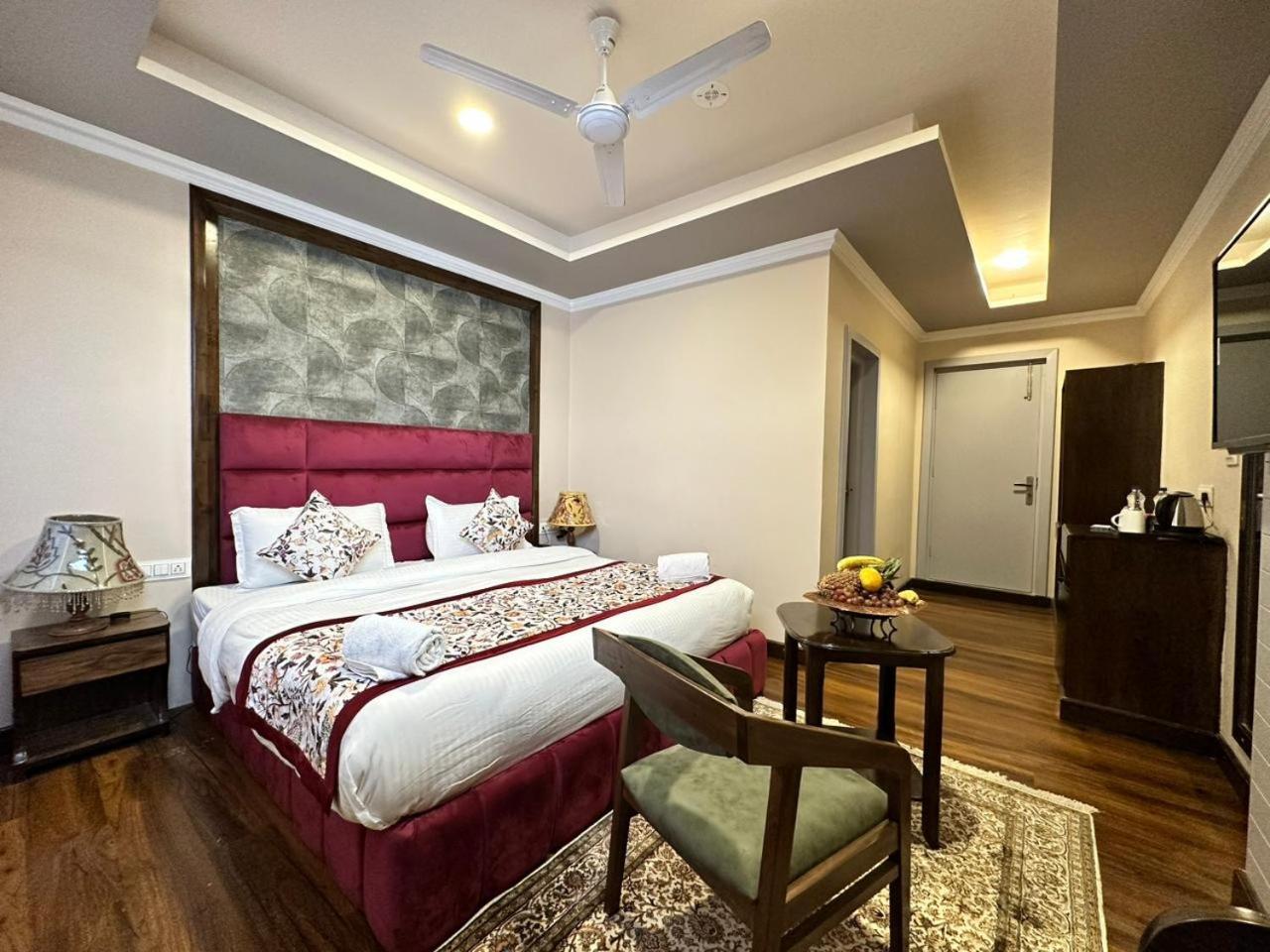 Srinagar Group Of Hotels Bagian luar foto
