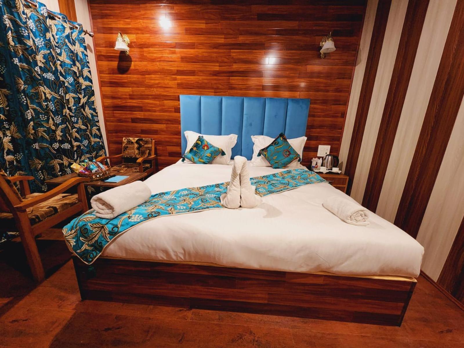 Srinagar Group Of Hotels Bagian luar foto