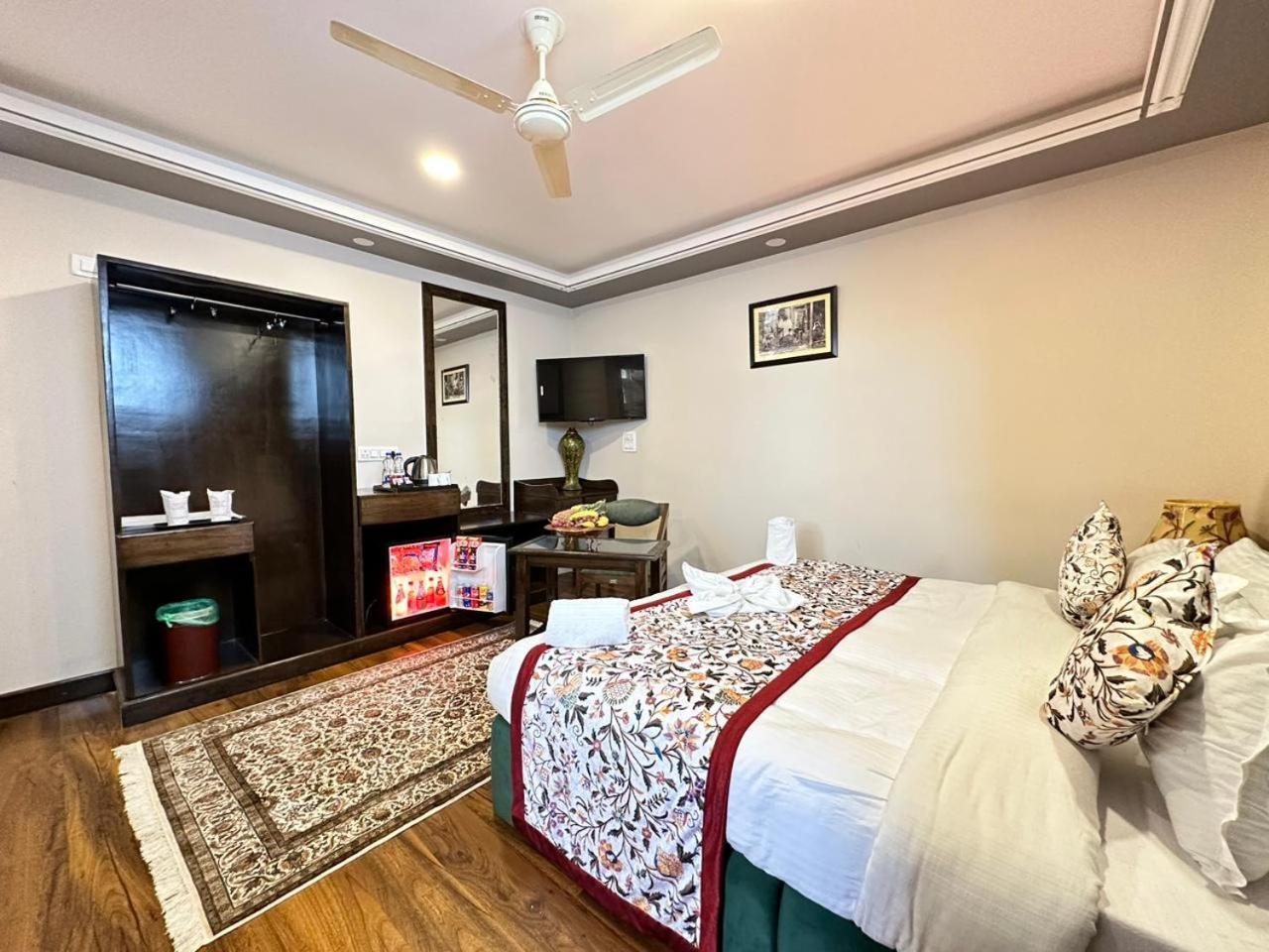 Srinagar Group Of Hotels Bagian luar foto
